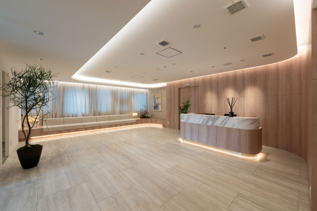 受付カウンターと待合スペース